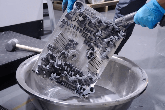 cleaning up the residual powder on metal 3d printed parts